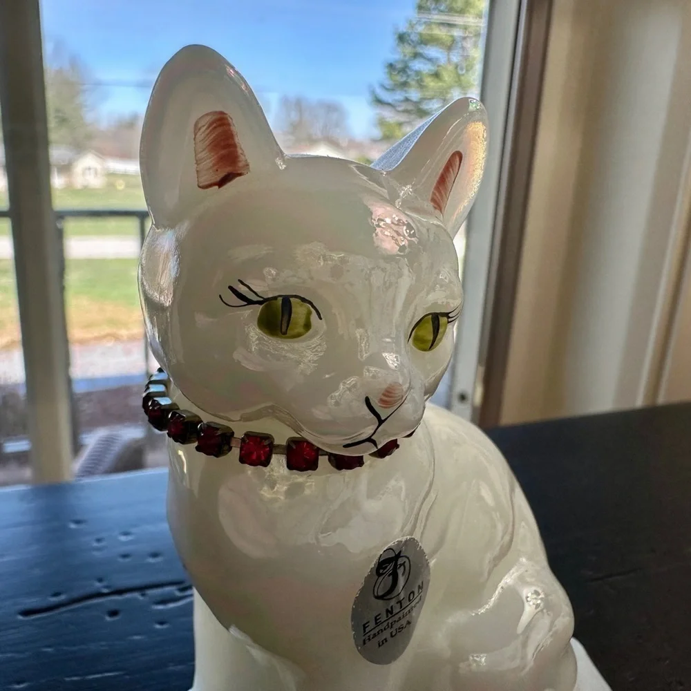 FENTON, OPALESCENT WHITE GLASS CAT FIGURINE. HAND PAINTED, GREEN EYES. - Picture 7 of 10